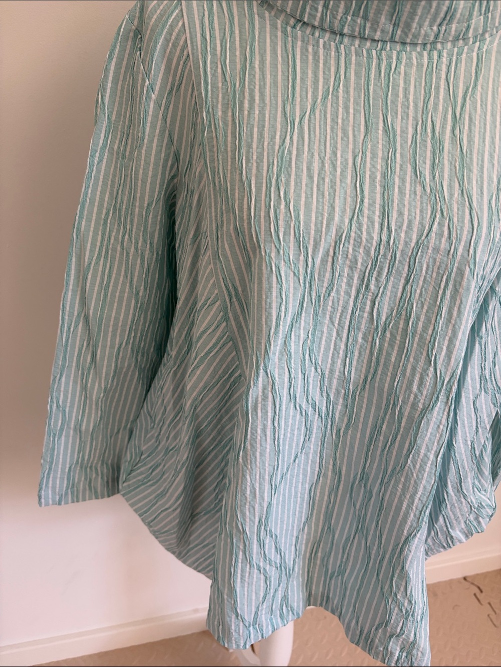 Lisa Bayne Light Blue Striped Funnel Neck Women’s Top Medium - Picture 3 of 7